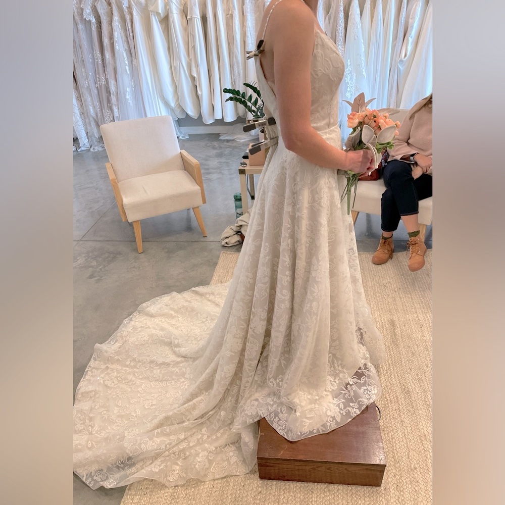 Wedding Dress-Never Worn. Size 8.